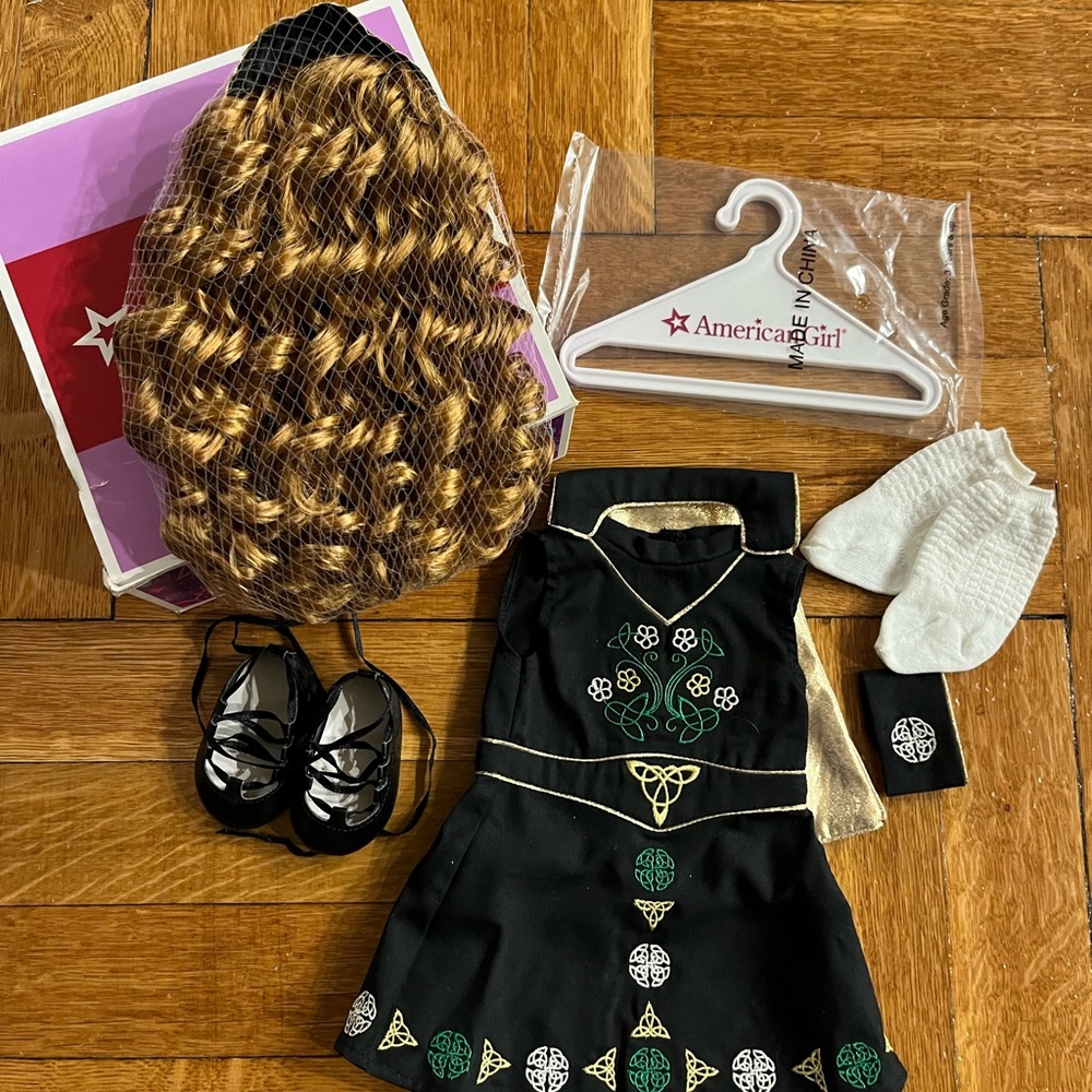 Retired American Girl 2007 Irish Dance Costume
Excellent condition.